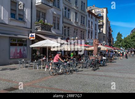 Personnes inconnues dans la rue commerçante Bornheim Berger Straße, Francfort, Allemagne Banque D'Images