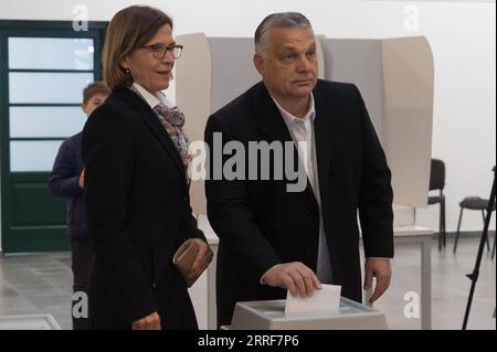 Actualités Bilder des Tages 220403 -- BUDAPEST, le 3 avril 2022 -- le Premier ministre hongrois Viktor Orban R et son épouse Aniko Levai ont voté dans un bureau de vote de Budapest, Hongrie, le 3 avril 2022. Les électeurs se rendent dimanche aux urnes en Hongrie pour élire un Parlement de 199 sièges, ce qui pourrait donner au Premier ministre actuel Viktor Orban un quatrième mandat consécutif. Quelque 7,8 millions d'électeurs voteront dans plus de 10 000 bureaux de vote de 6 h 0400 GMT heure locale à 7 h 1700 GMT. Les résultats préliminaires sont attendus dans la soirée. Photo de /Xinhua HUNGARY-BUDAPEST-PARLIAMENTARY E Banque D'Images