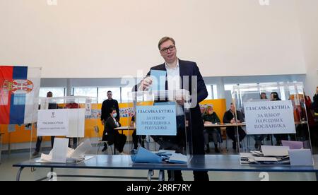 Actualités Themen der Woche KW13 220403 -- BELGRADE, le 3 avril 2022 -- le président serbe Aleksandar Vucic jette ses bulletins de vote dans un bureau de vote pour les élections présidentielles, parlementaires et locales à Belgrade, Serbie, le 3 avril 2022. Dimanche, de 7 heures à 8 heures 0500-1800 GMT, quelque 6,5 millions d'électeurs inscrits ont voté dans 8 255 bureaux de vote en Serbie et à l'étranger, choisissant parmi huit candidats à la présidence et 19 partis politiques ou coalitions pour le Parlement. En outre, les gens votent pour choisir la direction de la capitale Belgrade, la ville de Bor, et 12 autres municipalités Banque D'Images