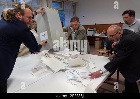 220403 -- BUDAPEST, le 3 avril 2022 -- des membres du personnel se préparent à dépouiller les bulletins de vote à un bureau de vote de Budapest, en Hongrie, le 3 avril 2022. Les électeurs se rendent dimanche aux urnes en Hongrie pour élire un Parlement de 199 sièges, ce qui pourrait donner au Premier ministre actuel Viktor Orban un quatrième mandat consécutif. Photo de /Xinhua HONGRIE-BUDAPEST-ELECTIONS PARLEMENTAIRES AttilaxVolgyi PUBLICATIONxNOTxINxCHN Banque D'Images