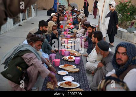 220403 -- KANDAHAR AFGHANISTAN, le 3 avril 2022 -- des gens attendent des repas d'iftar lors d'un événement caritatif à Kandahar, en Afghanistan, le 2 avril 2022. Photo de /Xinhua AFGHANISTAN-KANDAHAR-RAMADAN-IFTAR SanaulahxSeiam PUBLICATIONxNOTxINxCHN Banque D'Images