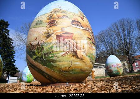 220405 -- ZAGREB, le 5 avril 2022 -- des oeufs de Pâques peints avec des motifs traditionnels sont exposés alors que l'exposition traditionnelle d'énormes oeufs de Pâques est inaugurée à Koprivnica, en Croatie, le 4 avril 2022. Via Xinhua CROATIE-ZAGREB-EASTER EGGS-EXHIBITION DamirxSpehar/PIXSELL PUBLICATIONxNOTxINxCHN Banque D'Images