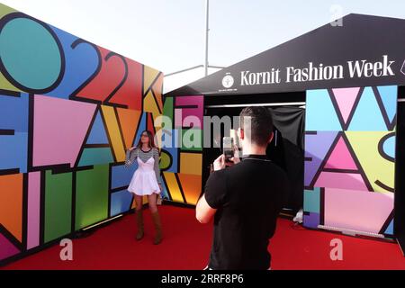 220405 -- TEL AVIV, le 5 avril 2022 -- les gens visitent la Kornit Fashion week à tel Aviv, Israël, le 4 avril 2022. La Kornit Fashion week qui se tient dans la ville israélienne de tel Aviv du 3 au 6 avril présente un éventail diversifié et inclusif de designers, modèles et vêtements imprimés numériquement sur des matériaux. Les collections mettent en évidence la libération des processus de production inefficaces, coûteux et inutiles, ainsi que les longs délais et les contraintes de la chaîne d'approvisionnement. ISRAËL-TEL AVIV-FASHION WEEK WangxZhuolun PUBLICATIONxNOTxINxCHN Banque D'Images