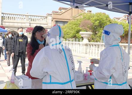 220406 -- SHANGHAI, le 6 avril 2022 -- des travailleurs médicaux de la province de Hainan prélèvent des échantillons de résidents pour des tests d'acide nucléique dans une communauté du district de Jiading à Shanghai, dans l'est de la Chine, le 6 avril 2022. Shanghai a lancé mercredi une autre série de tests d’antigènes et d’acides nucléiques à l’échelle de la ville dans le cadre des efforts visant à contenir la récente résurgence des cas de COVID-19 dans la métropole, selon les autorités locales. La décision a été prise sur la base des résultats des tests de masse d’acides nucléiques effectués lundi, selon le groupe leader municipal de Shanghai pour la prévention et le contrôle de la COVID-19. CHINE-SHANGHAI-COVI Banque D'Images