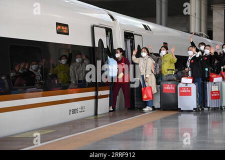 220406 -- SHANGHAI, le 6 avril 2022 -- une photo prise le 3 avril 2022 montre des médecins quittant la gare de Tianjin Ouest dans le nord de la Chine à Tianjin pour Shanghai dans l est de la Chine afin d aider la mégapole à lutter contre le COVID-19 au milieu de la récente résurgence. Xinhua Headlines : la Chine envoie près de 40 000 médecins à Shanghai dans un combat acharné contre Omicron LixRan PUBLICATIONxNOTxINxCHN Banque D'Images