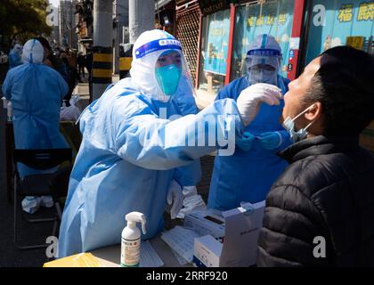 220406 -- SHANGHAI, le 6 avril 2022 -- Sha Ming 2nd L, travailleuse médicale de la province de l Anhui de l est de la Chine, prélève un échantillon prélevé sur un résident pour un test d acide nucléique dans une communauté de Shanghai de l est de la Chine, le 4 avril 2022. Xinhua Headlines : la Chine envoie près de 40 000 médecins à Shanghai dans un combat acharné contre Omicron JinxLiwang PUBLICATIONxNOTxINxCHN Banque D'Images