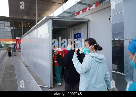 220406 -- SHANGHAI, le 6 avril 2022 -- des travailleurs médicaux de la province du Hubei du centre de la Chine entrent dans l hôpital de fortune de Shanghai, dans l est de la Chine, le 6 avril 2022. Le premier groupe de médecins de soutien du Hubei a commencé mercredi à travailler dans l’hôpital de fortune de Shanghai pour aider la mégapole dans sa lutte contre la résurgence du COVID-19. CHINE-SHANGHAI-ÉQUIPE MÉDICALE DE FORTUNE DE HUBEI CN YUANXQUAN PUBLICATIONXNOTXINXCHN Banque D'Images