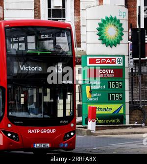 220409 -- LONDRES, le 9 avril 2022 -- Un autobus passe devant une station-service à Londres, en Grande-Bretagne, le 8 avril 2022. Les prix du pétrole ont augmenté vendredi, mais ont subi une baisse pour la semaine. Le West Texas Intermediate WTI pour la livraison de mai a ajouté 2,23 dollars américains, ou 2,3 pour cent, pour s'établir à 98,26 dollars américains le baril sur le New York Mercantile Exchange. Le brut Brent pour la livraison de juin a augmenté de 2,2 dollars, ou 2,2 pour cent, pour clôturer à 102,78 dollars le baril sur le London ICE futures Exchange. BRETAGNE-LONDRES-PRIX DU PÉTROLE LixYing PUBLICATIONxNOTxINxCHN Banque D'Images