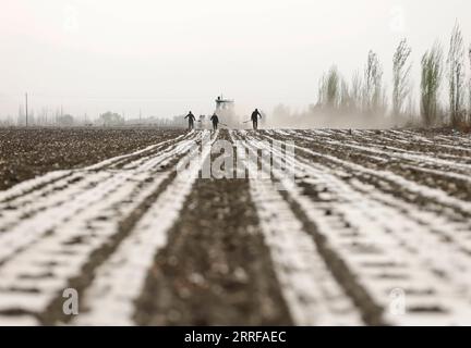 220409 -- URUMQI, le 9 avril 2022 -- des agriculteurs recouvrent des champs avec des films plastiques dans le comté de Bohu, dans la région autonome ouïgoure du Xinjiang, au nord-ouest de la Chine, le 8 avril 2022. La culture printanière du coton a commencé au Xinjiang. Photo de Nian Lei/Xinhua CHINE-XINJIANG-CULTURE DU COTON CN WangxFei PUBLICATIONxNOTxINxCHN Banque D'Images