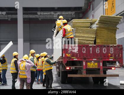 220409 -- SHANGHAI, le 9 avril 2022 -- des membres du personnel travaillent à convertir le Centre national d exposition et de congrès de Shanghai en un hôpital de fortune pour les patients atteints de COVID-19 à Shanghai, le 5 avril 2022. Xinhua Headlines : le plus grand hôpital de fortune de Shanghai pour COVID-19 mis en service DingxTing PUBLICATIONxNOTxINxCHN Banque D'Images