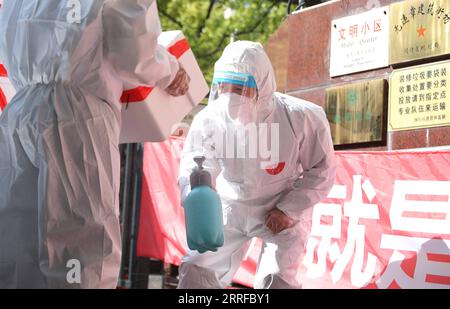 220412 -- SHANGHAI, le 12 avril 2022 -- Shi Zhongliang R pulvérise des désinfectants sur les colis nouvellement arrivés à l'entrée de sa communauté résidentielle dans l'est de la Chine, Shanghai, le 11 avril 2022. Shi Zhongliang, un résident du canton de Qibao, district de Minhang à Shanghai, rend maintenant ses services en tant que bénévole dans sa communauté. Sa communauté résidentielle est sous gestion fermée depuis mars 18 en raison de la résurgence du COVID-19. Peu de temps après, Shi s’est joint à l’équipe de bénévoles de la communauté spontanément organisée par les résidents de la même communauté. L'équipe, avec seulement sept membres du Banque D'Images