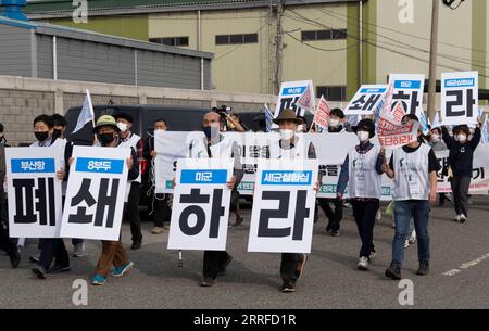 220413 -- BUSAN, le 13 avril 2022 -- des groupes civiques et des résidents locaux descendent dans la rue pour protester contre les laboratoires biologiques américains près d'une base militaire américaine à Busan, en Corée du Sud, le 5 avril 2022. POUR ALLER AVEC World Insights : la Corée du Sud saisie de peur sur les laboratoires américains d'armes biologiques photo par /Xinhua SOUTH KOREA-BUSAN-U.S. LABORATOIRES BIOLOGIQUES-PROTESTATION JamesxLee PUBLICATIONxNOTxINxCHN Banque D'Images