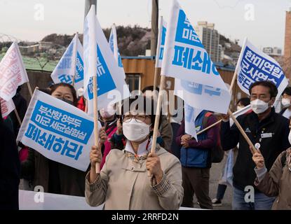 220413 -- BUSAN, le 13 avril 2022 -- des groupes civiques et des résidents locaux descendent dans la rue pour protester contre les laboratoires biologiques américains près d'une base militaire américaine à Busan, en Corée du Sud, le 5 avril 2022. POUR ALLER AVEC World Insights : la Corée du Sud saisie de peur sur les laboratoires américains d'armes biologiques photo par /Xinhua SOUTH KOREA-BUSAN-U.S. LABORATOIRES BIOLOGIQUES-PROTESTATION JamesxLee PUBLICATIONxNOTxINxCHN Banque D'Images