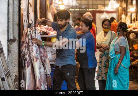 220413 -- NEW DELHI, le 13 avril 2022 -- les gens magasinent dans un marché de New Delhi, en Inde, le 13 avril 2022. L inflation du commerce de détail en Inde monte à 6,95 pour cent en mars. Photo de /Xinhua INDIA-NEW DELHI-INFLATION JavedxDar PUBLICATIONxNOTxINxCHN Banque D'Images