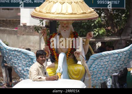 Rajkot, Inde. 7 septembre 2023. Vue rapprochée de lord Brahma Brahma assis sur un cygne sur le carnaval de Janmashtami à Sadar Bazar Rajkot. Crédit : Nasirkhan Davi/Alamy Live News Banque D'Images