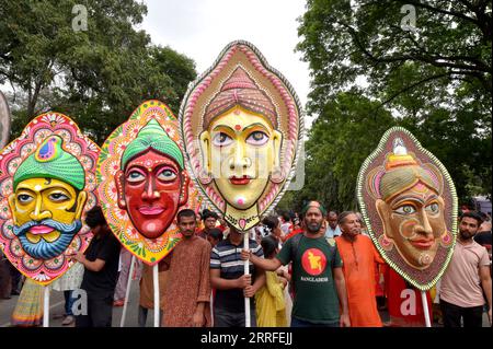 220414 -- DHAKA, le 14 avril 2022 -- des gens se joignent à une procession colorée pour célébrer le nouvel an bengali à Dhaka, Bangladesh, le 14 avril 2022. BANGLADESH-DHAKA-BENGALI-NOUVEL AN Salim PUBLICATIONxNOTxINxCHN Banque D'Images