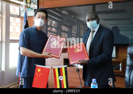 220415 -- KAMPALA, le 15 avril 2022 -- l'ambassadeur de Chine en Ouganda Zhang Lizhong L et la ministre ougandaise des Finances Matia Kasaija assistent à la cérémonie de signature d'un accord de coopération économique et technique à Kampala, Ouganda, le 14 avril 2022. L'Ouganda et la Chine ont signé jeudi un accord de coopération économique et technique visant à améliorer les moyens de subsistance des Ougandais. OUGANDA-KAMPALA-ACCORD DE COOPÉRATION ÉCONOMIQUE ET TECHNIQUE ZHANGXGAIPING PUBLICATIONXNOTXINXCHN Banque D'Images