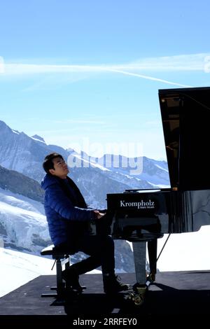 220415 -- INTERLAKEN, le 15 avril 2022 -- le pianiste chinois Lang Lang donne une interprétation au piano solo à Jungfraujoch, la plus haute gare ferroviaire d'Europe, à Interlaken, en Suisse, le 14 avril 2022. Lieu pittoresque et station de sports de neige bien connu, la Jungfrau est l'un des principaux sommets des Alpes bernoises à une altitude de 4 158 mètres au-dessus du niveau de la mer. En 2001, l'UNESCO a inscrit les Alpes suisses Jungfrau-Aletsch au patrimoine mondial. SUISSE-INTERLAKEN-JUNGFRAUJOCH-LANG LANG-PIANISTE CHENXBINJIE PUBLICATIONXNOTXINXCHN Banque D'Images