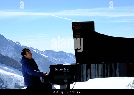 220415 -- INTERLAKEN, le 15 avril 2022 -- le pianiste chinois Lang Lang donne une interprétation au piano solo à Jungfraujoch, la plus haute gare ferroviaire d'Europe, à Interlaken, en Suisse, le 14 avril 2022. Lieu pittoresque et station de sports de neige bien connu, la Jungfrau est l'un des principaux sommets des Alpes bernoises à une altitude de 4 158 mètres au-dessus du niveau de la mer. En 2001, l'UNESCO a inscrit les Alpes suisses Jungfrau-Aletsch au patrimoine mondial. SUISSE-INTERLAKEN-JUNGFRAUJOCH-LANG LANG-PIANISTE CHENXBINJIE PUBLICATIONXNOTXINXCHN Banque D'Images