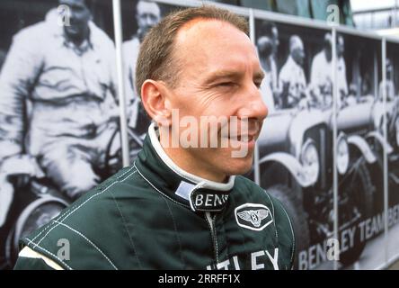 Bentley Team en course aux 24 heures du Mans 2001 avec Bentley Speed 8 prototypes de voitures de course. Banque D'Images