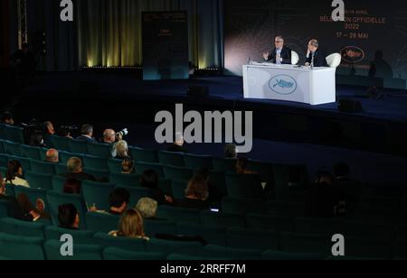 220415 -- PARIS, le 15 avril 2022 -- le Président du Festival de Cannes, Pierre Lescure R, et le délégué général Thierry Fremaux assistent à une conférence de presse à Paris, France, le 14 avril 2022. La sélection officielle de la 75e édition du Festival de Cannes a été annoncée jeudi lors d’une conférence de presse à Paris, avec 18 films sélectionnés pour concourir à la Palme d Or. Le festival du film de cette année débutera le 17 mai. La cérémonie de remise des prix aura lieu le 28 mai pour marquer la fin du festival. FRANCE-PARIS-CANNES FILM FESTIVAL-SÉLECTION OFFICIELLE GAOXJING PUBLICATIONXNOTXINXCHN Banque D'Images