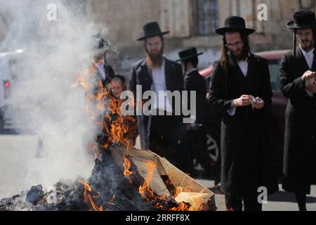 220415 -- JÉRUSALEM, le 15 avril 2022 -- les Juifs ultra-orthodoxes brûlent des objets levés avant la fête de la Pâque juive dans le quartier de Mea Shearim à Jérusalem, le 15 avril 2022. PRÉPARATION DU MIDEAST-JERUSALEM-PASSOVER ShangxHao PUBLICATIONxNOTxINxCHN Banque D'Images