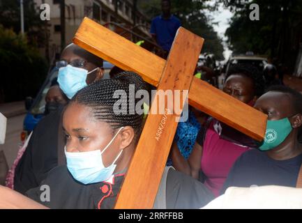 220415 -- KAMPALA, le 15 avril 2022 -- des dévots chrétiens prennent part à une procession sainte le vendredi Saint à Kampala, Ouganda, le 15 avril 2022. Photo de /Xinhua OUGANDA-KAMPALA-VENDREDI SAINT-PROCESSION NicholasxKajoba PUBLICATIONxNOTxINxCHN Banque D'Images