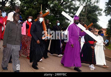 220415 -- KAMPALA, le 15 avril 2022 -- des dévots chrétiens prennent part à une procession sainte le vendredi Saint à Kampala, Ouganda, le 15 avril 2022. Photo de /Xinhua OUGANDA-KAMPALA-VENDREDI SAINT-PROCESSION NicholasxKajoba PUBLICATIONxNOTxINxCHN Banque D'Images