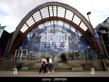 220416 -- SHEFFIELD, le 16 avril 2022 -- les gens passent devant une affiche à l'écran lors de la journée des médias des Championnats du monde de snooker Betfred 2022 à Sheffield, en Grande-Bretagne, le 15 avril 2022. SPBRITAIN-SHEFFIELD-SNOOKER-CHAMPIONNAT DU MONDE-JOURNÉE DES MÉDIAS LIXYING PUBLICATIONXNOTXINXCHN Banque D'Images