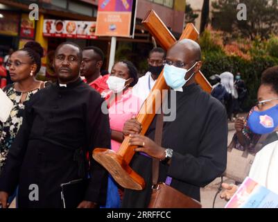 220415 -- KAMPALA, le 15 avril 2022 -- des dévots chrétiens prennent part à une procession sainte le vendredi Saint à Kampala, Ouganda, le 15 avril 2022. Photo de /Xinhua OUGANDA-KAMPALA-VENDREDI SAINT-PROCESSION NicholasxKajoba PUBLICATIONxNOTxINxCHN Banque D'Images