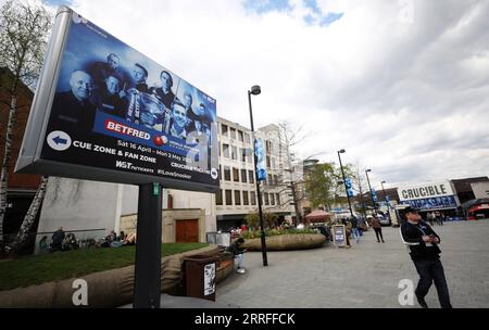 220416 -- SHEFFIELD, le 16 avril 2022 -- Un homme passe devant le Crucible pendant les médias du Betfred World Snooker Championships 2022 à Sheffield, en Grande-Bretagne, le 15 avril 2022. SPBRITAIN-SHEFFIELD-SNOOKER-CHAMPIONNAT DU MONDE-JOURNÉE DES MÉDIAS LIXYING PUBLICATIONXNOTXINXCHN Banque D'Images