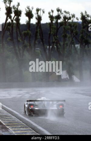 Bentley Team en course aux 24 heures du Mans 2001 avec Bentley Speed 8 prototypes de voitures de course. Banque D'Images