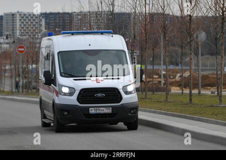 220416 -- MOSCOU, le 16 avril 2022 -- une ambulance passe devant un hôpital de Kommunarka, dans la banlieue de Moscou, en Russie, le 15 avril 2022. La Russie a enregistré 11 432 nouveaux cas de COVID-19 au cours des dernières 24 heures, portant le décompte national à 18 053 359, a déclaré vendredi le centre officiel de surveillance et de réponse. Photo de Alexander Zemlianichenko Jr/Xinhua RUSSIE-MOSCOU-COVID-19-CAS BaixXueqi PUBLICATIONxNOTxINxCHN Banque D'Images