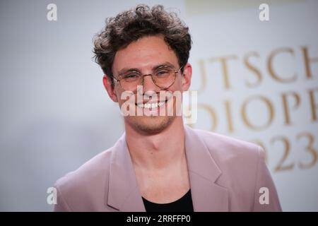 Hambourg, Allemagne. 07 septembre 2023. Kamrad, musicien, arrive sur le tapis rouge pour la 14e édition des German radio Awards à la Neue Flora. Crédit : Christian Charisius/dpa/Alamy Live News Banque D'Images