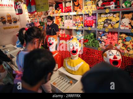 220416 -- AUCKLAND, le 16 avril 2022 -- des personnes portant des masques jouent au Easter Family Fun Festival à Auckland, en Nouvelle-Zélande, le 15 avril 2022. La Nouvelle-Zélande a signalé 13 636 nouveaux cas communautaires et 30 décès de COVID-19 au cours des deux derniers jours, a déclaré le ministère de la Santé dans un communiqué publié samedi. Photo Zhao Gang/Xinhua NOUVELLE ZÉLANDE-COVID-19-CAS GuoxLei PUBLICATIONxNOTxINxCHN Banque D'Images