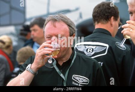 Bentley Team en course aux 24 heures du Mans 2001 avec Bentley Speed 8 prototypes de voitures de course. Banque D'Images