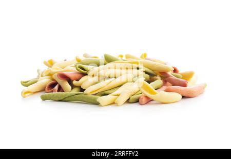 Fusilli pugliesi. Pâtes torsadées tricolores italiennes isolées sur fond blanc. Banque D'Images