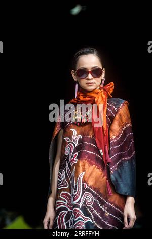 220416 -- JAKARTA, le 16 avril 2022 -- Un mannequin présente des créations lors de la semaine de la mode indonésienne 2022 à Jakarta, Indonésie, le 16 avril 2022. INDONÉSIE-JAKARTA-FASHION WEEK-2022 AGUNGXKUNCAHYAXB. PUBLICATIONxNOTxINxCHN Banque D'Images