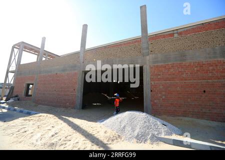 220417 -- LE CAIRE, le 17 avril 2022 -- une photo prise le 14 avril 2022 montre un bâtiment en construction, parrainé par la Chine en Égypte pour le stockage de vaccins, à Gizeh, en Égypte. L'installation d'entreposage frigorifique des vaccins sponsorisée par Sinovac en Chine a commencé sa construction cette semaine, a déclaré l'ambassade de Chine en Egypte dans un communiqué du 16 avril. Avec le soutien de la société biopharmaceutique chinoise, l installation avancée renforcera la capacité de stockage des vaccins en Égypte, a déclaré jeudi l ambassadeur chinois en Égypte Liao Liqiang lors de la cérémonie du projet. ÉGYPTE-CHINE-ENTREPÔT FRIGORIFIQUE DES VACCINS-CONSTRUCTI Banque D'Images