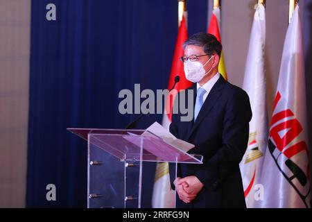 220417 -- LE CAIRE, le 17 avril 2022 -- l'ambassadeur de Chine en Égypte, Liao Liqiang, prononce un discours à la cérémonie d'inauguration d'un entrepôt frigorifique de vaccins parrainé par la Chine, à Gizeh, en Égypte, le 14 avril 2022. L'installation d'entreposage frigorifique des vaccins sponsorisée par Sinovac en Chine a commencé sa construction cette semaine, a déclaré l'ambassade de Chine en Egypte dans un communiqué du 16 avril. Avec le soutien de la société biopharmaceutique chinoise, l'installation avancée augmentera la capacité de stockage des vaccins en Égypte, a déclaré Liao Liqiang lors de la cérémonie du projet jeudi. ÉGYPTE-CHINE-INSTALLATION D'ENTREPOSAGE FRIGORIFIQUE DE VACCINS-CONSTRUCTION S Banque D'Images