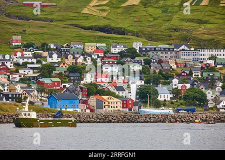 Pittoresque village coloré de Vestmanna dans îles Féroé. L'Océan Atlantique Banque D'Images