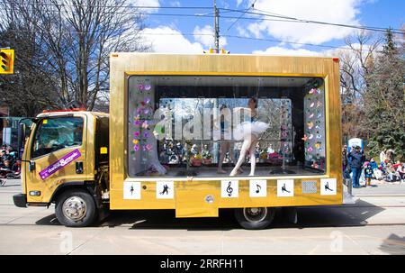 220417 -- TORONTO, le 17 avril 2022 -- des danseurs exécutent un ballet dans un camion pendant la parade de Pâques des Lions des plages de Toronto 2022 à Toronto, Canada, le 17 avril 2022. La parade de Pâques des Lions des plages de Toronto est revenue dimanche après une pause de trois ans en raison de la pandémie de COVID-19. Photo de /Xinhua CANADA-TORONTO-EASTER-PARADE ZouxZheng PUBLICATIONxNOTxINxCHN Banque D'Images