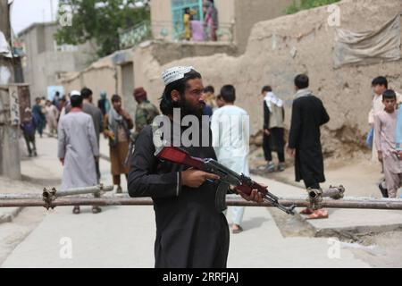 220419 -- KABOUL, le 19 avril 2022 -- un membre de la sécurité afghane monte la garde devant l'école Abdul Rahim Shahid près du site de deux explosions à Kaboul, Afghanistan, le 19 avril 2022. Les habitants de Kaboul fatigués par la guerre ont une fois de plus été choqués par deux explosions qui ont visé une école dans la zone de Dasht-e-Barchi, dans le district de police 18. Six personnes, manifestement des écoliers, ont été tuées et 11 autres blessées mardi. Les explosions jumelles ont eu lieu à 10:00 heures du matin, heure locale. Selon les habitants, la première explosion s’est produite à l’extérieur de l’école lorsque les élèves sortaient et la seconde lorsque les gens se rassemblaient Banque D'Images