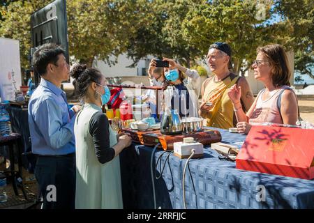 220419 -- LE CAP, le 19 avril 2022 -- les enseignants de l'Institut Confucius de médecine chinoise de l'Université de Western Cape présentent le thé chinois aux visiteurs de la ferme viticole Groot Constantia au Cap, en Afrique du Sud, le 19 avril 2022. Mardi, un partenariat éducatif entre la Chine et l Afrique du Sud a apporté la culture chinoise du thé à Groot Constantia, la plus ancienne ferme viticole sud-africaine du Cap, pour promouvoir les échanges de cultures et célébrer la Journée de la langue chinoise des Nations Unies. Photo de /Xinhua AFRIQUE DU SUD-CAPE TOWN-un JOUR DE LA LANGUE CHINOISE FranciscoxScarbar PUBLICATIONxNOTxINxCHN Banque D'Images