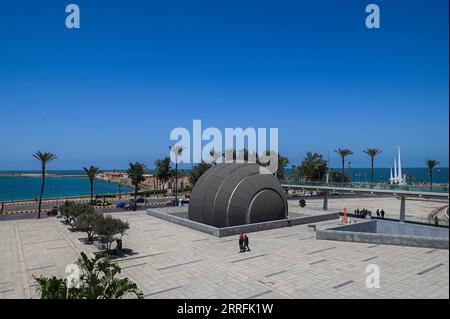 220420 -- LE CAIRE, le 20 avril 2022 -- les gens visitent la Bibliotheca Alexandrina à Alexandrie, en Égypte, le 19 avril 2022. Bibliotheca Alexandrina, une bibliothèque unique massive et symbole culturel de la ville côtière méditerranéenne égyptienne d'Alexandrie qui a été fondée par le roi Alexandre le Grand il y a environ 2 300 ans, dispose d'un extérieur en forme de disque et de 11 niveaux internes, le tout sous un toit scintillant et inclinable. La bibliothèque emblématique a été inaugurée en 2002 comme une renaissance de l'ancienne bibliothèque d'Alexandrie, qui était l'une des plus grandes et des plus importantes bibliothèques au monde avant d'être détruite Banque D'Images