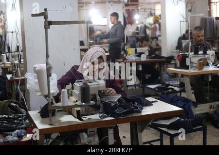 220420 -- RAFAH, 20 avril 2022 -- Un tailleur palestinien fabrique des vêtements pour le prochain festival de l'Eid al-Fitr dans une usine de couture de Rafah, dans le sud de la bande de Gaza, le 20 avril 2022. Photo de /Xinhua MIDEAST-GAZA-RAFAH-SEWING-FACTORY-FESTIVAL KhaledxOmar PUBLICATIONxNOTxINxCHN Banque D'Images