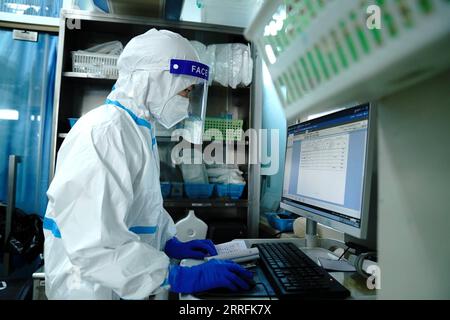 220420 -- SHANGHAI, le 20 avril 2022 -- Un travailleur médical saisit les dossiers de traitement à la salle d'urgence de l'hôpital Minhang affilié à l'Université Fudan à Shanghai, dans l'est de la Chine, le 20 avril 2022. Afin de mieux traiter les patients gravement malades lors de la récente épidémie de COVID-19 à Shanghai, l’hôpital Minhang affilié à l’Université Fudan a réorganisé son équipe d’urgence avec 31 médecins et plus de 100 infirmières. Sun Keyu, directeur du service des urgences qui a plus de 20 ans d’expérience dans le traitement d’urgence, conduit l’équipe à rester à ses postes depuis mars. Banque D'Images