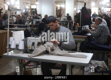 220420 -- RAFAH, 20 avril 2022 -- Un tailleur palestinien fabrique des vêtements pour le prochain festival de l'Eid al-Fitr dans une usine de couture de Rafah, dans le sud de la bande de Gaza, le 20 avril 2022. Photo de /Xinhua MIDEAST-GAZA-RAFAH-SEWING-FACTORY-FESTIVAL KhaledxOmar PUBLICATIONxNOTxINxCHN Banque D'Images