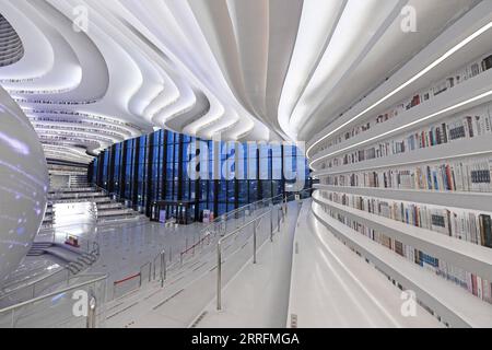 Chine, neue Bibliothek von Tianjin eröffnet 220421 -- TIANJIN, 21 avril 2022 -- une photo prise le 20 avril 2022 montre la vue intérieure de la bibliothèque Tianjin Binhai à Tianjin, dans le nord de la Chine. La bibliothèque, un monument culturel de Tianjin, a été officiellement ouverte au public en octobre 2017. Son design époustouflant a reçu beaucoup d'attention du public. CHINE-TIANJIN-BINHAI NOUVELLE ZONE-BIBLIOTHÈQUE CN ZHAOXZISHUO PUBLICATIONXNOTXINXCHN Banque D'Images