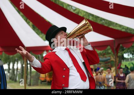 Goodwood, West Sussex, Royaume-Uni. 8 septembre 2023. Un artiste accueille les arrivées anticipées au Goodwood Revival à Goodwood, West Sussex, Royaume-Uni. © Malcolm Greig/Alamy Live News Banque D'Images